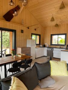 a living room with a couch and a table at Cabane Alizée, Vensac Océan, Montalivet in Vensac