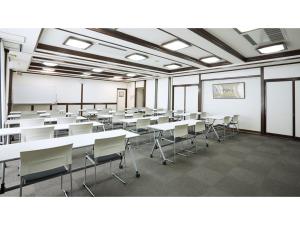 郡山市にあるSmile Hotel koriyama - Vacation STAY 61210vのテーブルと椅子が備わる広い客室です。