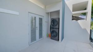 多拉多Private 7 Villa Complex with 16 BR Pool & Jacuzzi的配有洗衣机和烘干机的洗衣房
