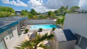 多拉多Private 7 Villa Complex with 16 BR Pool & Jacuzzi的带游泳池的房子的鸟瞰图