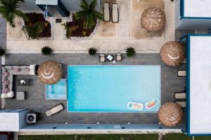 多拉多Private 7 Villa Complex with 16 BR Pool & Jacuzzi的度假村游泳池的俯视图