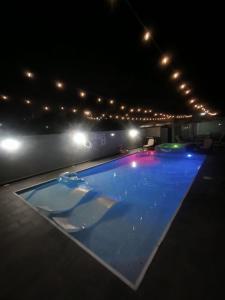 Private 7 Villa Complex with 16 BR Pool & Jacuzzi内部或周边的泳池