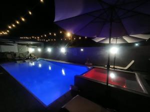 Private 7 Villa Complex with 16 BR Pool & Jacuzzi内部或周边的泳池