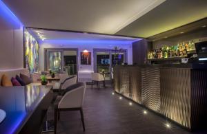 Bebidas em La Maison D'Art mais 37 fotos