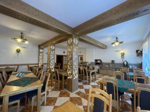 a restaurant with tables and chairs in a room at Dom Wypoczynkowy Maniek in Białka Tatrzańska