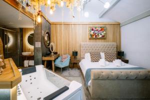 Postel nebo postele na pokoji v ubytování Queen's Loft + 30 fotografií