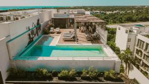 une vue aérienne d'un immeuble avec piscine dans l'établissement Departamento 304 by Rotamundos, à Playa del Carmen