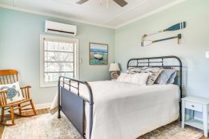 un dormitorio con una cama y una ventana en 1 Mi to Cypremort Point Waterfront Gem with Dock!, en Franklin