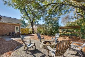 a group of chairs sitting around a fire pit at 3 Mi to Beach Coastal Escape in Mount Pleasant in Charleston