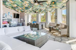 Un lugar para sentarse en Golf Cart and Elevator Retreat 1 Block to Beach