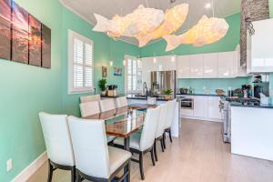 Una cocina o cocineta en Golf Cart and Elevator Retreat 1 Block to Beach