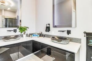 Galería fotográfica de Golf Cart and Elevator Retreat 1 Block to Beach en Pensacola Beach 28 fotos más