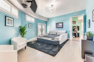 Una cama o camas en una habitación de Golf Cart and Elevator Retreat 1 Block to Beach