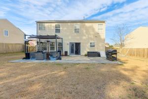 ローリーにある8 Mi to Dtwn Raleigh Family Home with Yardの庭にグリルがある大きな家
