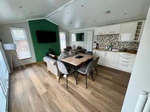 Η κουζίνα ή μικρή κουζίνα στο Lakeview Lodge Whitecross bay +5 φωτογραφίες