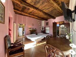a bedroom with a bed and a table in a room at LA CASA DEI SOGNI appartamento Gelsomino in Colazza