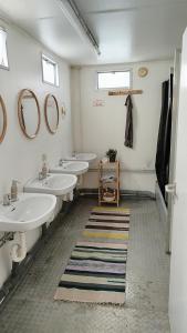 a bathroom with two sinks and mirrors and a rug at Mongolische Jurte auf Landhof inmitten der Natur bei Lübeck in Selmsdorf +5 photos