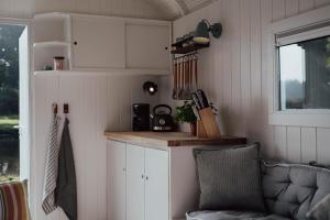 a living room with a couch and a chair at PipowagenTwente 'n Bergven in Lattrop