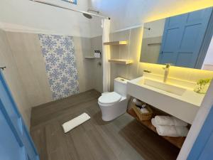 a bathroom with a toilet and a sink and a mirror at Hotel Boutique Casa Encanto Barichara in Barichara +29 photos