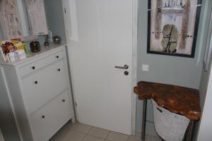 cocina con armario blanco y puerta blanca en Zimmer David en Colonia