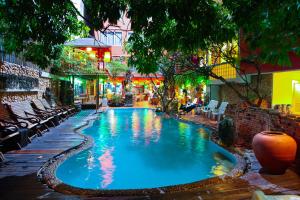 uma grande piscina no meio de um edifício em Villa Cha-Cha Banglumphu em Banguecoque