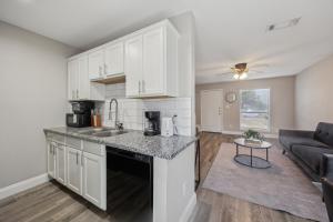 Η κουζίνα ή μικρή κουζίνα στο The Mirage 276 I Comfy 2 Bed 15 Bath