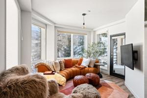 Μια τηλεόραση ή/και κέντρο ψυχαγωγίας στο Chamonix 40, Snowmass Ski-In/Ski-Out Condo w/Shared Pool & Hot Tub/Free WiFi