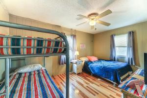 オーシャン・パインズにあるSpacious Family Home 9 Mi to Ocean City Boardwalkのベッドルーム1室(二段ベッド2台、シーリングファン付) +30枚の写真