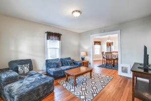 TV/trung tâm giải trí tại 1 Mi to Dtwn Binghamton Apt with Covered Balcony!