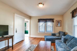 TV/trung tâm giải trí tại 1 Mi to Dtwn Binghamton Apt with Covered Balcony!