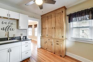 Nhà bếp/bếp nhỏ tại 1 Mi to Dtwn Binghamton Apt with Covered Balcony!