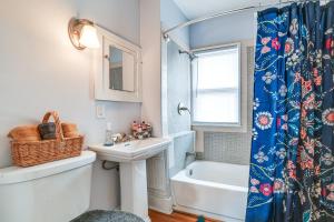 Phòng tắm tại 1 Mi to Dtwn Binghamton Apt with Covered Balcony!