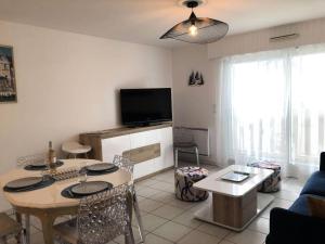 TV a/nebo společenská místnost v ubytování Résidence La Lorena - LA BAULE COEUR DE VILLE MAE-2491