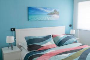 Ένα ή περισσότερα κρεβάτια σε δωμάτιο στο Sul mare in centro con 2 camere e posto auto a novembre