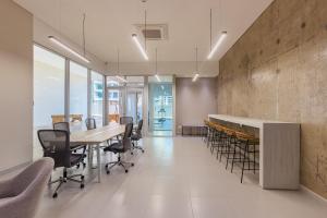 un bureau avec une salle de conférence avec une table et des chaises dans l'établissement U-GO Sui Loft : Luxe et Confort face à la Mer à Santa Marta, à Playa Bello Horizonte 19 autres photos