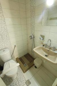 Koupelna v ubytování Paradise Sea View Pool Apartments Moraitika + 37 fotografií