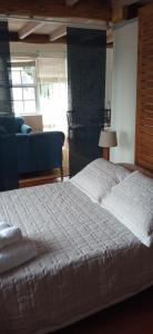 Un dormitorio con una cama grande y un sofá. en NAMOR-Estudio Galeria, en Ribadeo