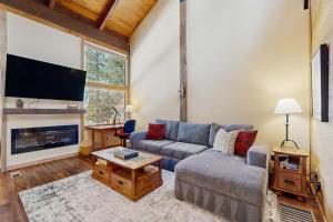 un soggiorno con divano e TV a schermo piatto di Northstar's Cozy Condo a Truckee