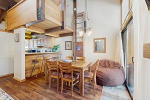 una cucina e una sala da pranzo con tavolo e sedie di Northstar's Cozy Condo a Truckee