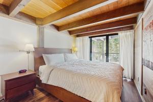 una camera da letto con un letto grande e una finestra di Northstar's Cozy Condo a Truckee Altre 17 foto