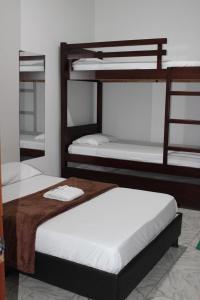 OcañaHotel San Cayetano的一间房间,设有三张双层床