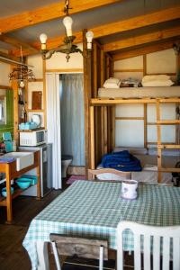 a bedroom with two bunk beds and a desk at Uy MÁGICA Cabaña en entorno Natural único in Mercedes