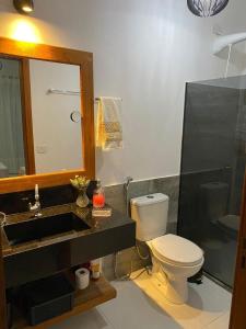 Et badeværelse på Apto 2/4 apenas 1km do cento de arraial