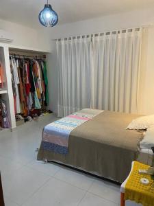 En eller flere senge i et værelse på Apto 2/4 apenas 1km do cento de arraial