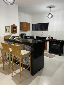 Køkken eller tekøkken på Apto 2/4 apenas 1km do cento de arraial + 13 billeder