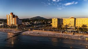 a beach with buildings and the ocean and a city at Casa de Dani, acogedora casa decorada con estilo moderno y funcional 400 mts del mar in Playa Hermosa