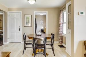 デイトンにある2 Mi to UD Pet-Friendly Home with Fenced Yard!のテーブルと椅子のあるダイニングルーム