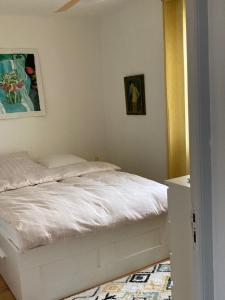 a bedroom with a white bed in a room at Komfortables Haus mit Terrasse und Garten in Collioure