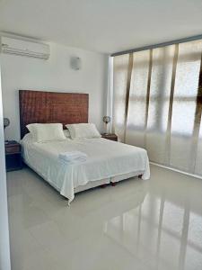a bedroom with a large bed and a window at Casa Mafaba - Linda casa en el Condominio EL Peñon - 6 Hab in Girardot +14 photos