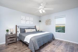 Un dormitorio con una cama y un ventilador de techo. en 3 BR VY2901-5, Sleeps 11, Between Strip & SDC, en Branson
